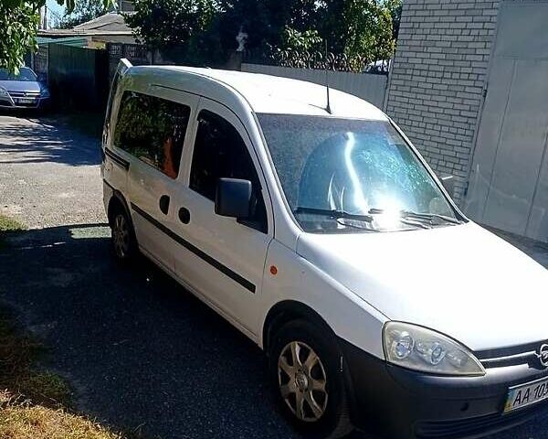 Белый Опель Комбо груз.-пасс., объемом двигателя 1.7 л и пробегом 297 тыс. км за 3200 $, фото 1 на Automoto.ua