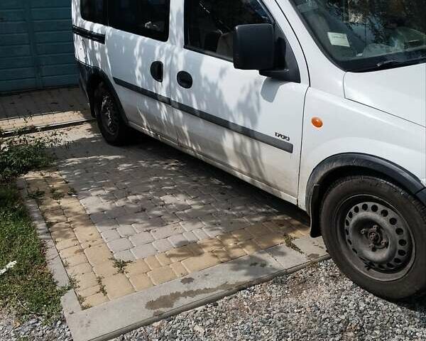 Белый Опель Комбо груз.-пасс., объемом двигателя 1.7 л и пробегом 447 тыс. км за 3000 $, фото 2 на Automoto.ua