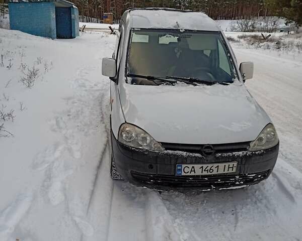 Білий Опель Комбо вант.-пас., об'ємом двигуна 1.7 л та пробігом 455 тис. км за 3100 $, фото 3 на Automoto.ua
