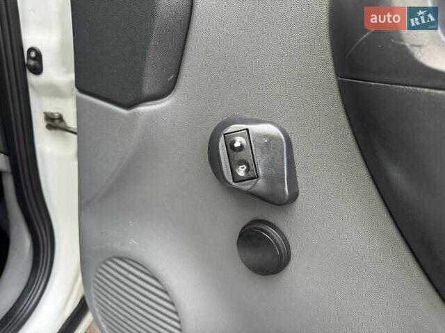 Белый Опель Комбо груз.-пасс., объемом двигателя 1.69 л и пробегом 299 тыс. км за 2999 $, фото 20 на Automoto.ua