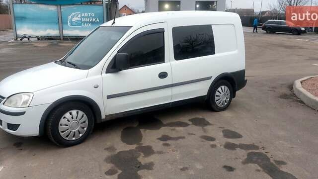 Белый Опель Комбо груз.-пасс., объемом двигателя 1.7 л и пробегом 310 тыс. км за 2350 $, фото 1 на Automoto.ua