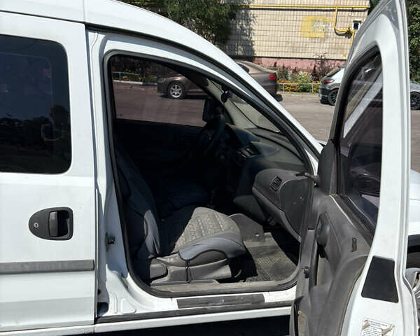 Белый Опель Комбо груз.-пасс., объемом двигателя 1.7 л и пробегом 537 тыс. км за 3900 $, фото 8 на Automoto.ua