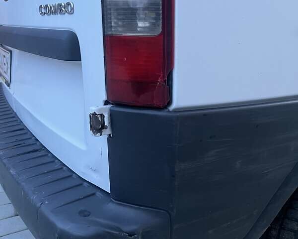 Белый Опель Комбо груз.-пасс., объемом двигателя 1.6 л и пробегом 265 тыс. км за 3800 $, фото 9 на Automoto.ua