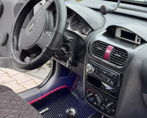 Белый Опель Комбо груз.-пасс., объемом двигателя 1.7 л и пробегом 350 тыс. км за 3500 $, фото 8 на Automoto.ua