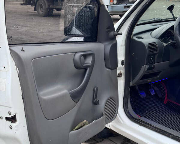 Белый Опель Комбо груз.-пасс., объемом двигателя 1.7 л и пробегом 350 тыс. км за 3500 $, фото 6 на Automoto.ua