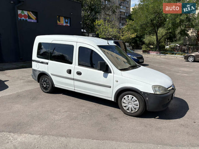 Белый Опель Комбо груз.-пасс., объемом двигателя 1.7 л и пробегом 537 тыс. км за 3900 $, фото 2 на Automoto.ua