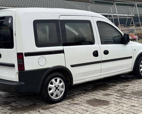 Белый Опель Комбо груз.-пасс., объемом двигателя 1.7 л и пробегом 350 тыс. км за 3500 $, фото 2 на Automoto.ua