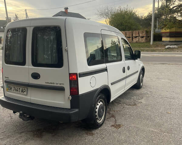 Белый Опель Комбо груз.-пасс., объемом двигателя 1.69 л и пробегом 185 тыс. км за 3200 $, фото 5 на Automoto.ua