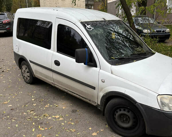 Белый Опель Комбо груз.-пасс., объемом двигателя 1.7 л и пробегом 387 тыс. км за 2400 $, фото 1 на Automoto.ua