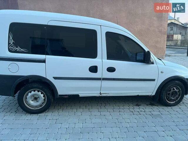 Белый Опель Комбо груз.-пасс., объемом двигателя 1.6 л и пробегом 265 тыс. км за 3800 $, фото 6 на Automoto.ua