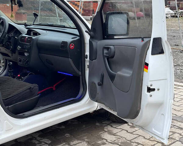 Белый Опель Комбо груз.-пасс., объемом двигателя 1.7 л и пробегом 350 тыс. км за 3500 $, фото 10 на Automoto.ua