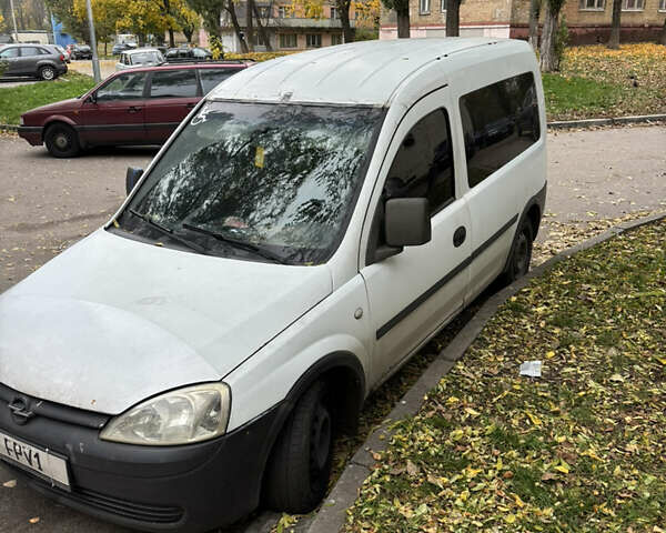 Белый Опель Комбо груз.-пасс., объемом двигателя 1.7 л и пробегом 387 тыс. км за 2400 $, фото 2 на Automoto.ua