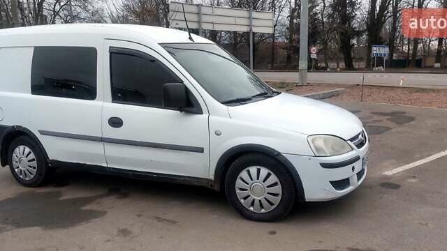 Белый Опель Комбо груз.-пасс., объемом двигателя 1.7 л и пробегом 310 тыс. км за 2350 $, фото 4 на Automoto.ua