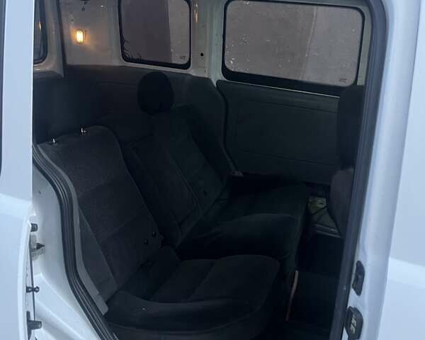 Белый Опель Комбо груз.-пасс., объемом двигателя 1.6 л и пробегом 265 тыс. км за 3800 $, фото 16 на Automoto.ua