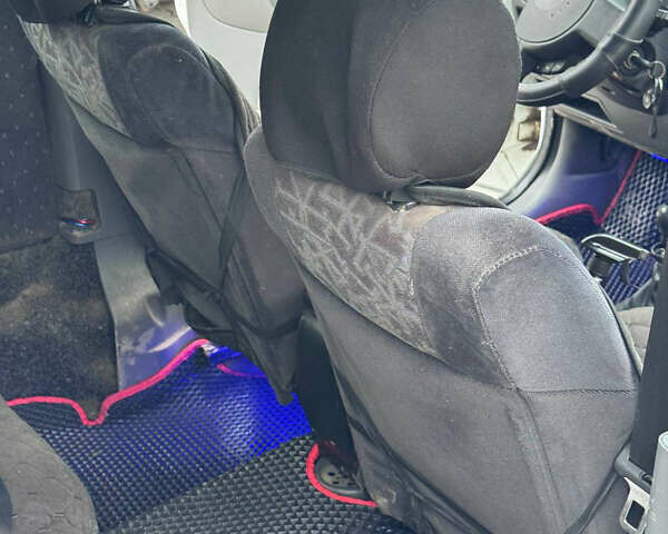 Белый Опель Комбо груз.-пасс., объемом двигателя 1.7 л и пробегом 350 тыс. км за 3500 $, фото 11 на Automoto.ua