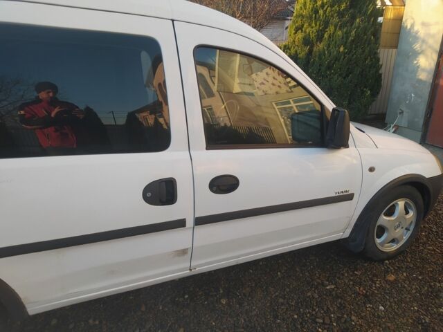 Белый Опель Комбо груз.-пасс., объемом двигателя 1.6 л и пробегом 385 тыс. км за 3300 $, фото 4 на Automoto.ua