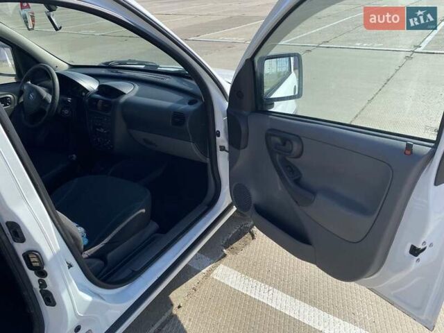 Белый Опель Комбо груз.-пасс., объемом двигателя 1.7 л и пробегом 442 тыс. км за 3300 $, фото 5 на Automoto.ua