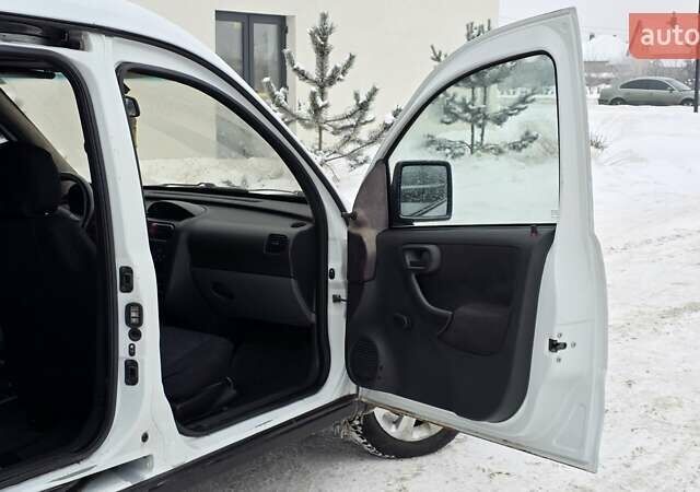 Белый Опель Комбо груз.-пасс., объемом двигателя 1.7 л и пробегом 379 тыс. км за 3550 $, фото 38 на Automoto.ua