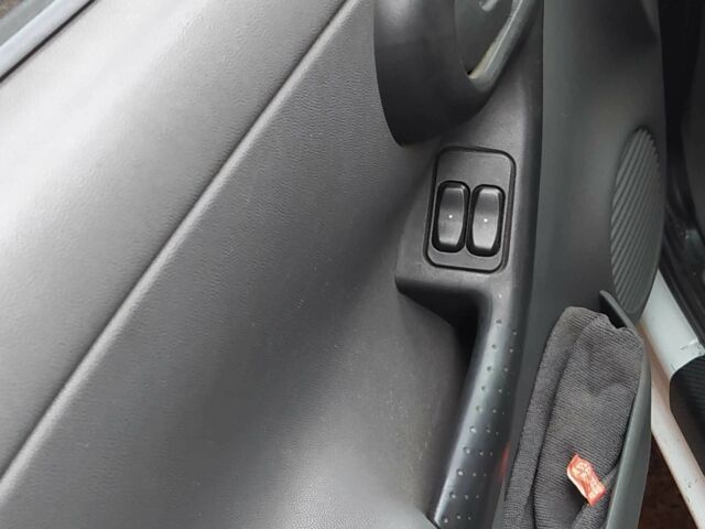 Белый Опель Комбо груз.-пасс., объемом двигателя 1.2 л и пробегом 300 тыс. км за 3950 $, фото 5 на Automoto.ua