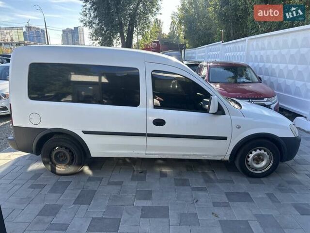 Белый Опель Комбо груз.-пасс., объемом двигателя 1.7 л и пробегом 290 тыс. км за 3900 $, фото 8 на Automoto.ua