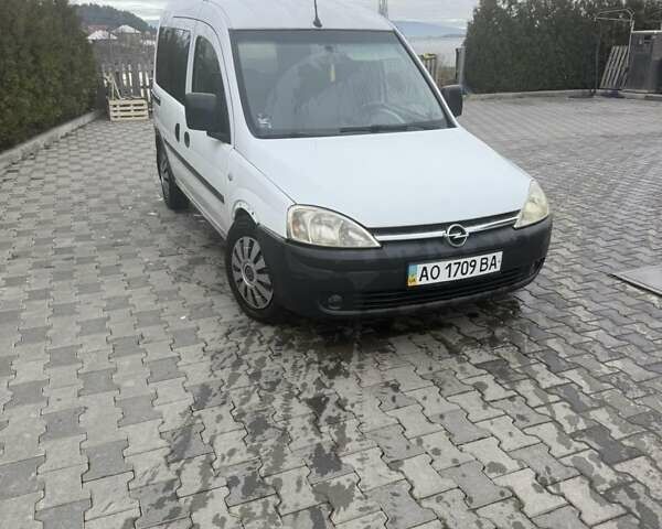 Белый Опель Комбо груз.-пасс., объемом двигателя 1.3 л и пробегом 267 тыс. км за 2700 $, фото 1 на Automoto.ua
