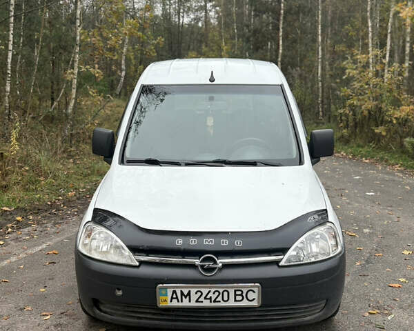 Білий Опель Комбо вант.-пас., об'ємом двигуна 1.3 л та пробігом 285 тис. км за 3600 $, фото 1 на Automoto.ua