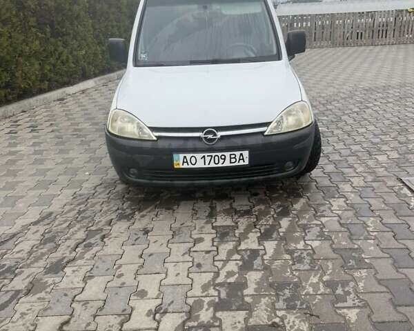 Белый Опель Комбо груз.-пасс., объемом двигателя 1.3 л и пробегом 267 тыс. км за 2700 $, фото 2 на Automoto.ua