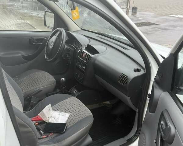 Белый Опель Комбо груз.-пасс., объемом двигателя 1.3 л и пробегом 267 тыс. км за 2700 $, фото 9 на Automoto.ua