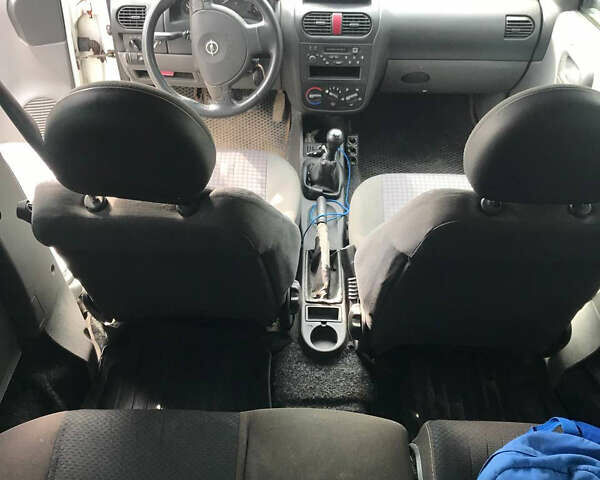 Белый Опель Комбо груз.-пасс., объемом двигателя 1.7 л и пробегом 210 тыс. км за 2950 $, фото 10 на Automoto.ua