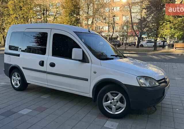 Білий Опель Комбо вант.-пас., об'ємом двигуна 1.7 л та пробігом 596 тис. км за 4500 $, фото 1 на Automoto.ua
