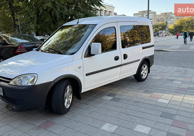 Білий Опель Комбо вант.-пас., об'ємом двигуна 1.7 л та пробігом 596 тис. км за 4500 $, фото 2 на Automoto.ua