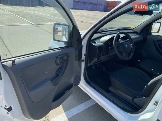 Белый Опель Комбо груз.-пасс., объемом двигателя 1.7 л и пробегом 442 тыс. км за 3300 $, фото 7 на Automoto.ua