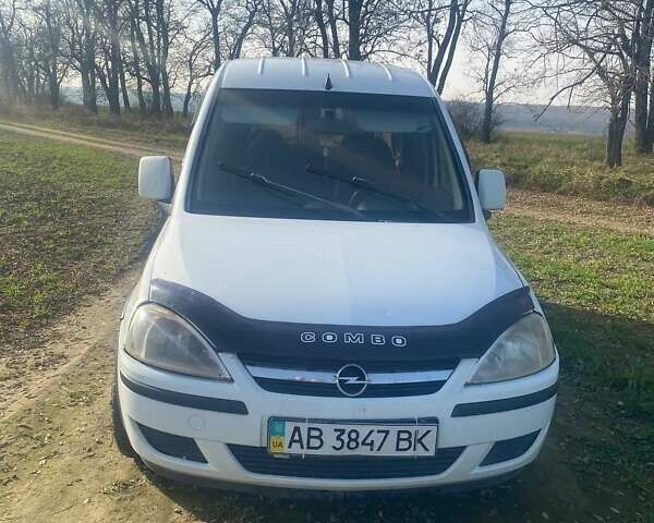 Белый Опель Комбо груз.-пасс., объемом двигателя 1.7 л и пробегом 448 тыс. км за 3100 $, фото 1 на Automoto.ua
