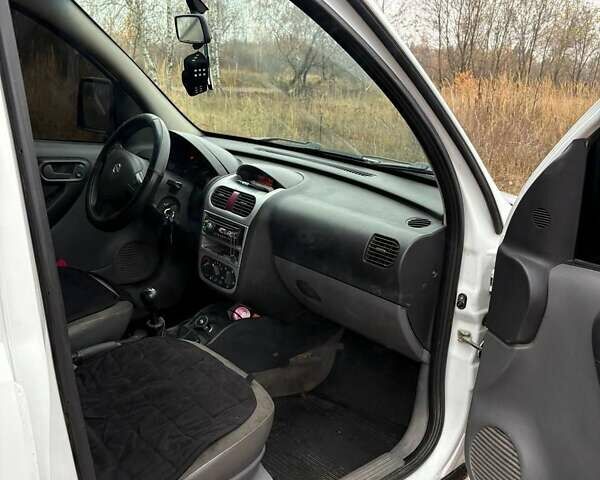 Белый Опель Комбо груз.-пасс., объемом двигателя 1.7 л и пробегом 380 тыс. км за 3500 $, фото 8 на Automoto.ua