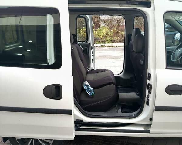 Білий Опель Комбо вант.-пас., об'ємом двигуна 1.7 л та пробігом 250 тис. км за 4500 $, фото 4 на Automoto.ua