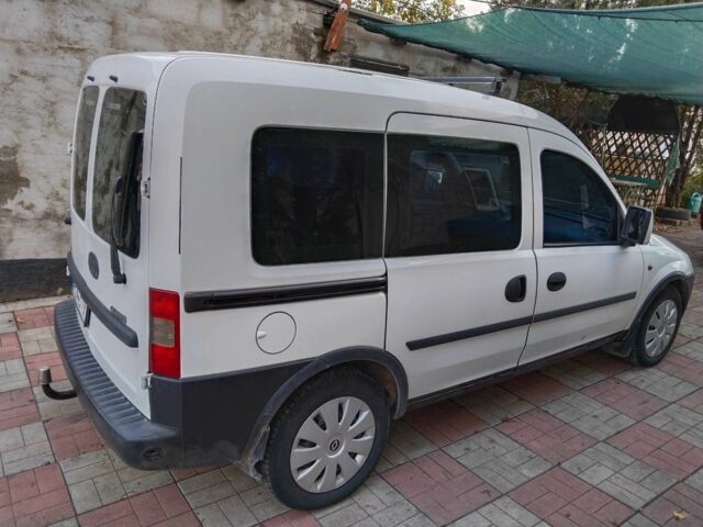 Белый Опель Комбо груз.-пасс., объемом двигателя 1.6 л и пробегом 290 тыс. км за 2400 $, фото 2 на Automoto.ua