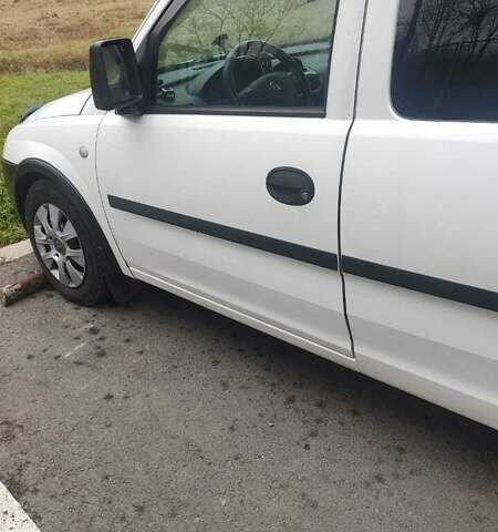 Белый Опель Комбо груз.-пасс., объемом двигателя 1.3 л и пробегом 286 тыс. км за 3300 $, фото 1 на Automoto.ua