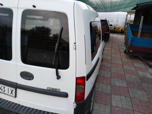 Белый Опель Комбо груз.-пасс., объемом двигателя 1.6 л и пробегом 290 тыс. км за 2400 $, фото 13 на Automoto.ua