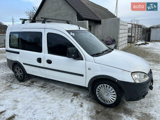 Белый Опель Комбо груз.-пасс., объемом двигателя 1.2 л и пробегом 280 тыс. км за 2999 $, фото 3 на Automoto.ua