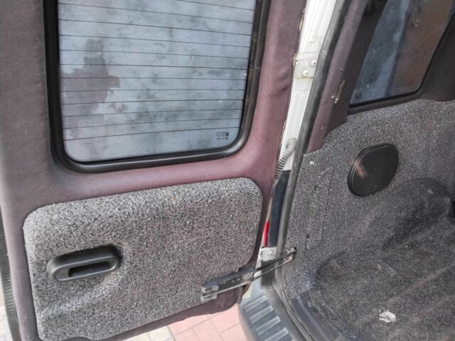 Белый Опель Комбо груз.-пасс., объемом двигателя 1.6 л и пробегом 290 тыс. км за 2400 $, фото 8 на Automoto.ua