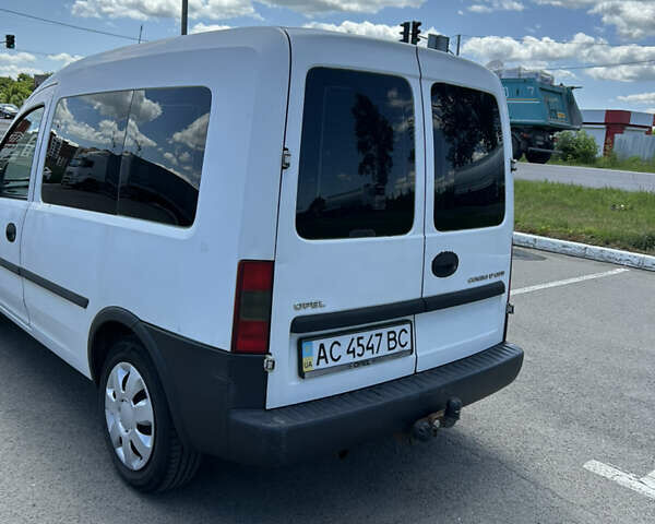 Белый Опель Комбо груз.-пасс., объемом двигателя 1.7 л и пробегом 396 тыс. км за 4000 $, фото 4 на Automoto.ua