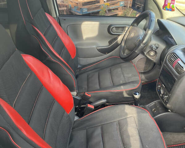 Белый Опель Комбо груз.-пасс., объемом двигателя 1.25 л и пробегом 300 тыс. км за 4000 $, фото 2 на Automoto.ua