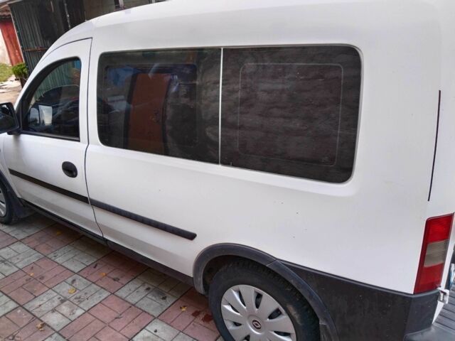 Белый Опель Комбо груз.-пасс., объемом двигателя 1.6 л и пробегом 290 тыс. км за 2400 $, фото 1 на Automoto.ua