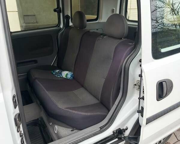 Білий Опель Комбо вант.-пас., об'ємом двигуна 1.7 л та пробігом 250 тис. км за 4500 $, фото 5 на Automoto.ua