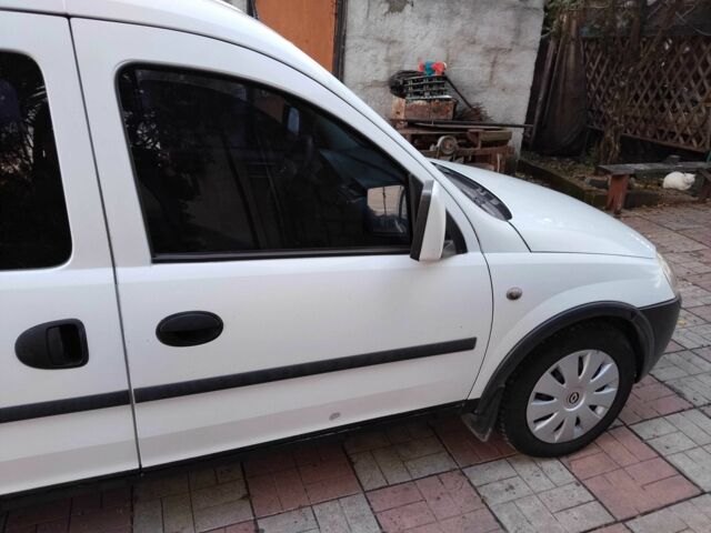 Белый Опель Комбо груз.-пасс., объемом двигателя 1.6 л и пробегом 290 тыс. км за 2400 $, фото 11 на Automoto.ua