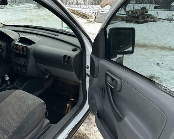 Белый Опель Комбо груз.-пасс., объемом двигателя 1.2 л и пробегом 280 тыс. км за 2999 $, фото 4 на Automoto.ua