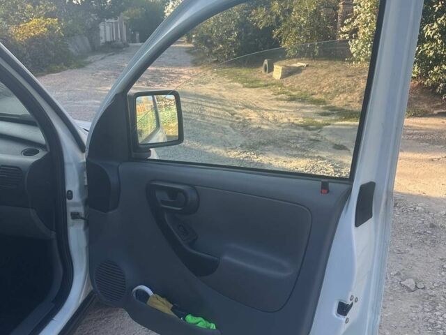 Білий Опель Комбо вант.-пас., об'ємом двигуна 1.3 л та пробігом 288 тис. км за 3299 $, фото 9 на Automoto.ua