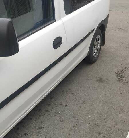 Белый Опель Комбо груз.-пасс., объемом двигателя 1.3 л и пробегом 286 тыс. км за 3300 $, фото 3 на Automoto.ua