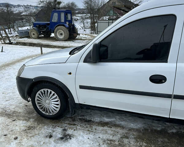 Белый Опель Комбо груз.-пасс., объемом двигателя 1.2 л и пробегом 280 тыс. км за 2999 $, фото 9 на Automoto.ua