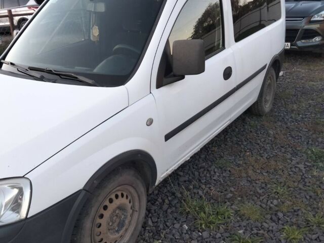 Білий Опель Комбо вант.-пас., об'ємом двигуна 1.3 л та пробігом 325 тис. км за 3500 $, фото 3 на Automoto.ua